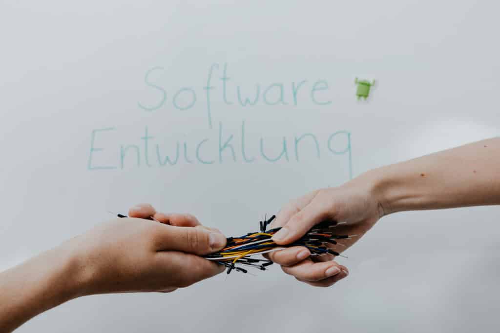Wir, mea IT Services, unterstützen Sie bei der Umsetzung Ihrer individuellen Software!