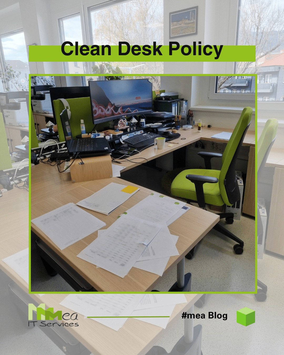 Unaufgeräumter Schreibtisch als Sinnbild für Clean Desk Policy