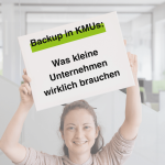 Frau hält Schild in die Höhe mit der Aufschrift: "Backup in KMUs: Was kleine Unternehmen wirklich brauchen"