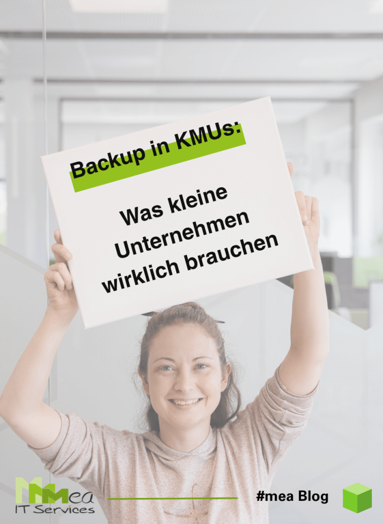 Frau hält Schild in die Höhe mit der Aufschrift: "Backup in KMUs: Was kleine Unternehmen wirklich brauchen"