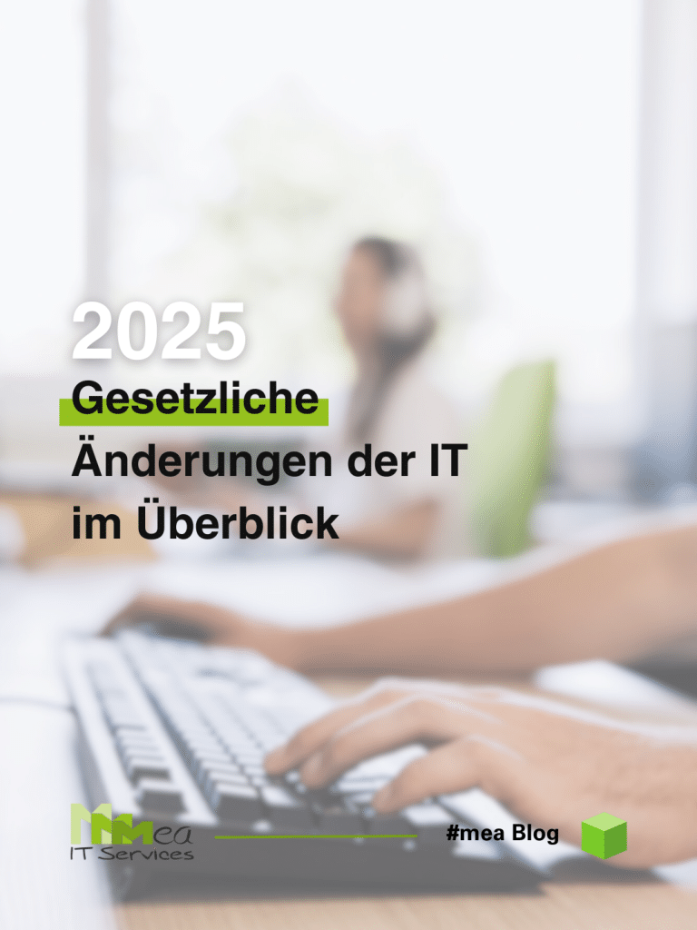 Hände tippen auf der Tastatur, während im Hintergrund eine Frau während der Arbeit Kopfhörer trägt. Im Vordergrund steht: "2025 - Gesetzliche Änderungen der IT im Überblick".