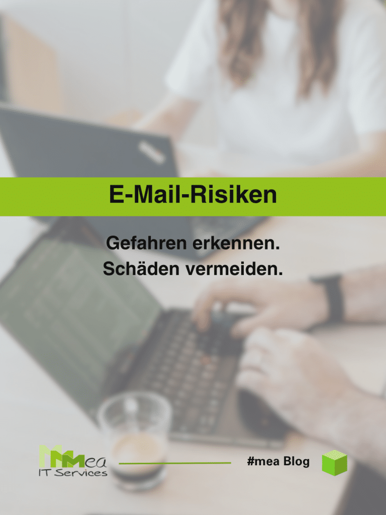 Man sieht einem Mann über die Schulter, der auf seinem Laptop ein E-Mail-Programm offen hat. Im Hintergrund sitzt eine Frau mit Laptop.