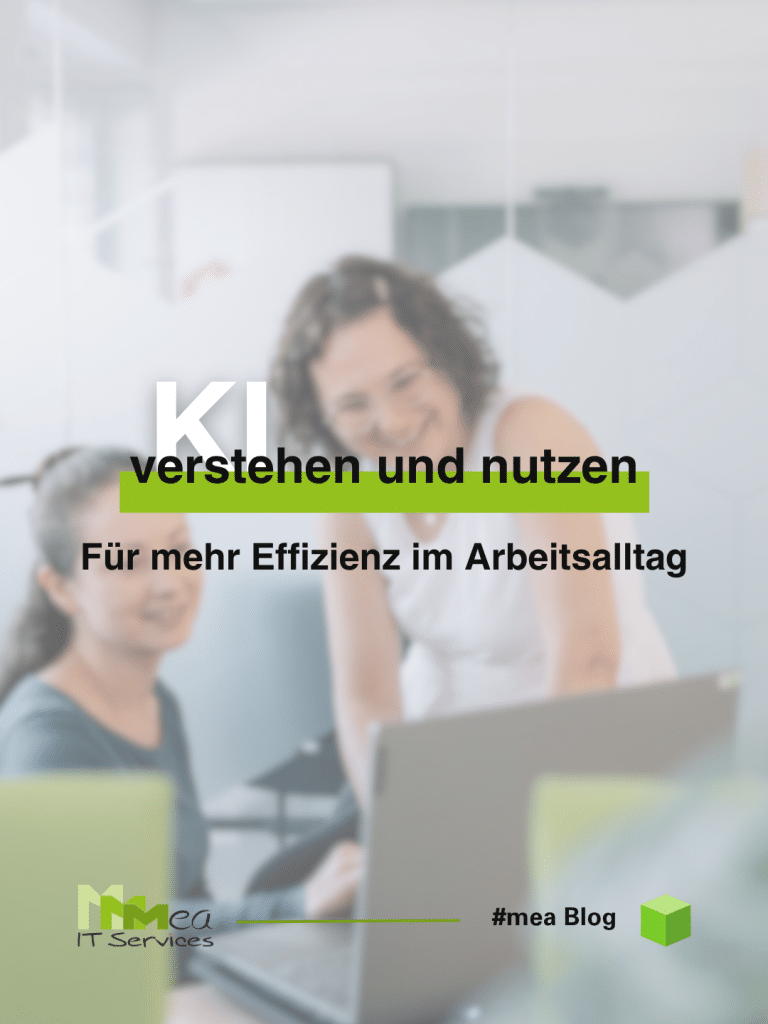 Im Hintergrund sitzt eine Frau am Schreibtischstuhl, während eine andere auf einem Tisch sitzt. Beide sehen lächelnd in einen Laptop, der von der Frau auf dem Stuhl bedient wird. Im Vordergrund steht: "KI - verstehen und nutzen. Für mehr Effizienz im Arbeitsalltag."