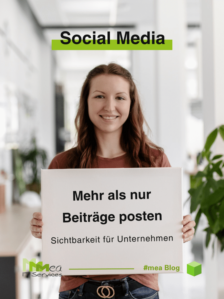 "Social Media". Eine Frau lacht in die Kamera und hält eine weiße Leinwand in den Händen zur Kamera. Auf der Leinwand steht "Mehr als nur Beiträge posten - Sichtbarkeit für Unternehmen".