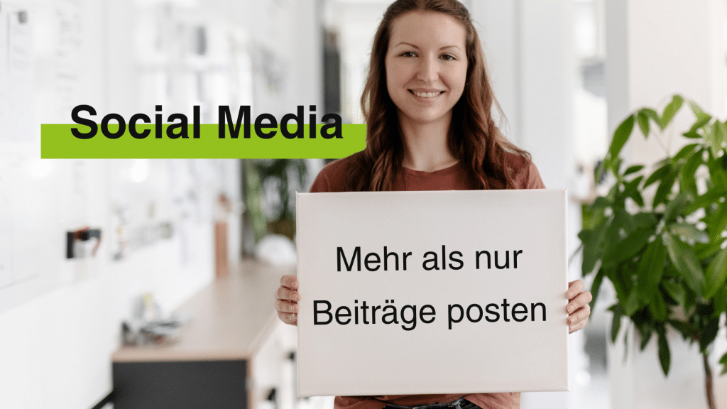 "Social Media". Eine Frau lacht in die Kamera und hält eine weiße Leinwand in den Händen zur Kamera. Auf der Leinwand steht "Mehr als nur Beiträge posten - Sichtbarkeit für Unternehmen".