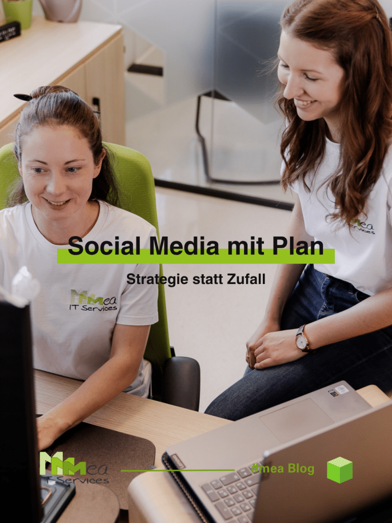 Zwei Frauen sitzen vor einem Bildschirm und arbeiten lachend. Auf dem Bild steht: "Social Media mit Plan - Strategie statt Zufall".