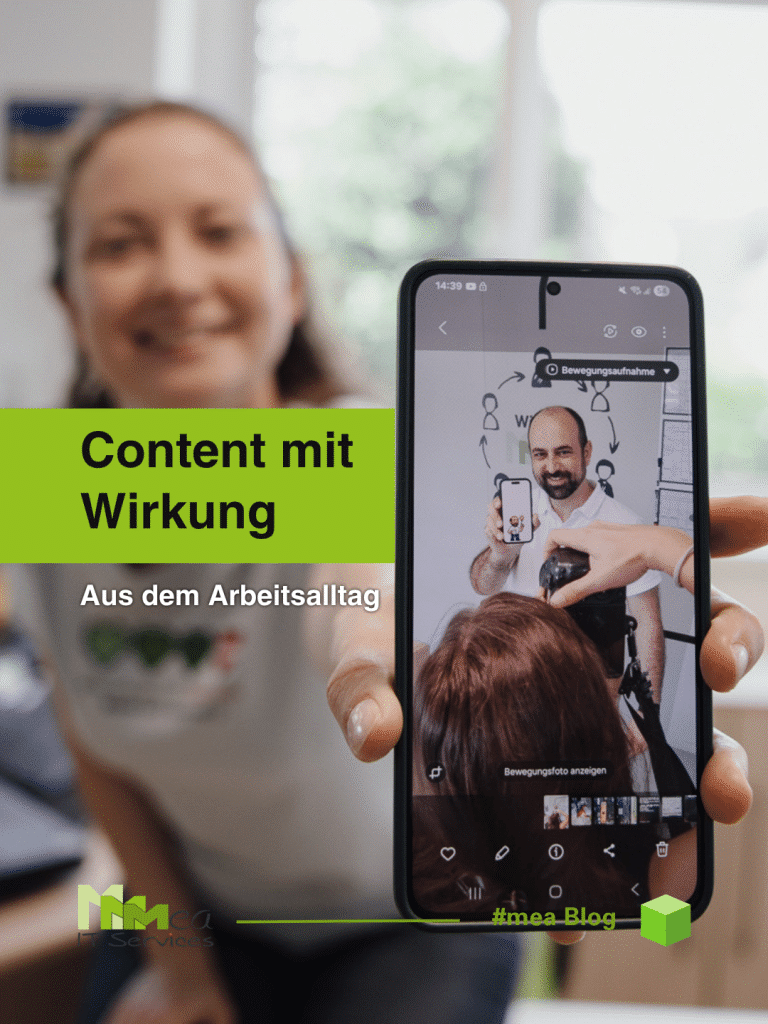 Eine Frau hält lächelnd ein Handy in die Kamera, auf dem ein Mann zu sehen ist, der gerade fotografiert wird, wie er ein Handy in die Kamera einer Fotografin hält. Auf dem Bild steht: "Content mit Wirkung - Aus dem Arbeitsalltag"
