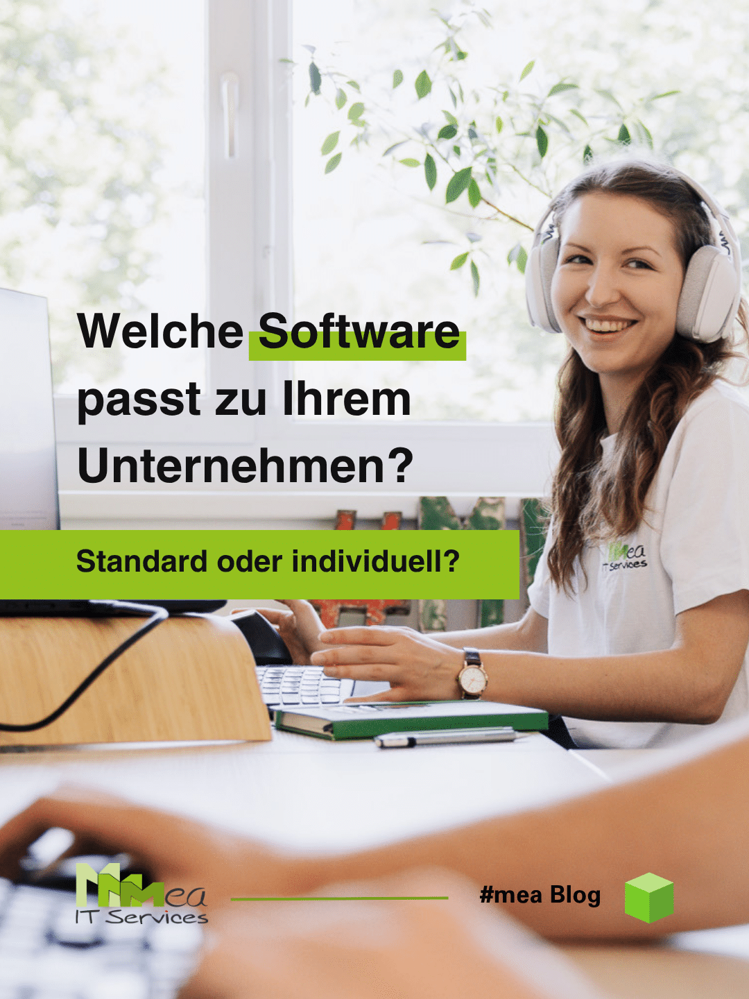 Eine Frau mit weißen Kopfhörern sitzt am Schreibtisch vor Tastatur und Bildschirm und sieht lachend zur Seite. Auf dem Bild steht: Welche Software passt zu Ihrem Unternehmen? Standard oder individuell?