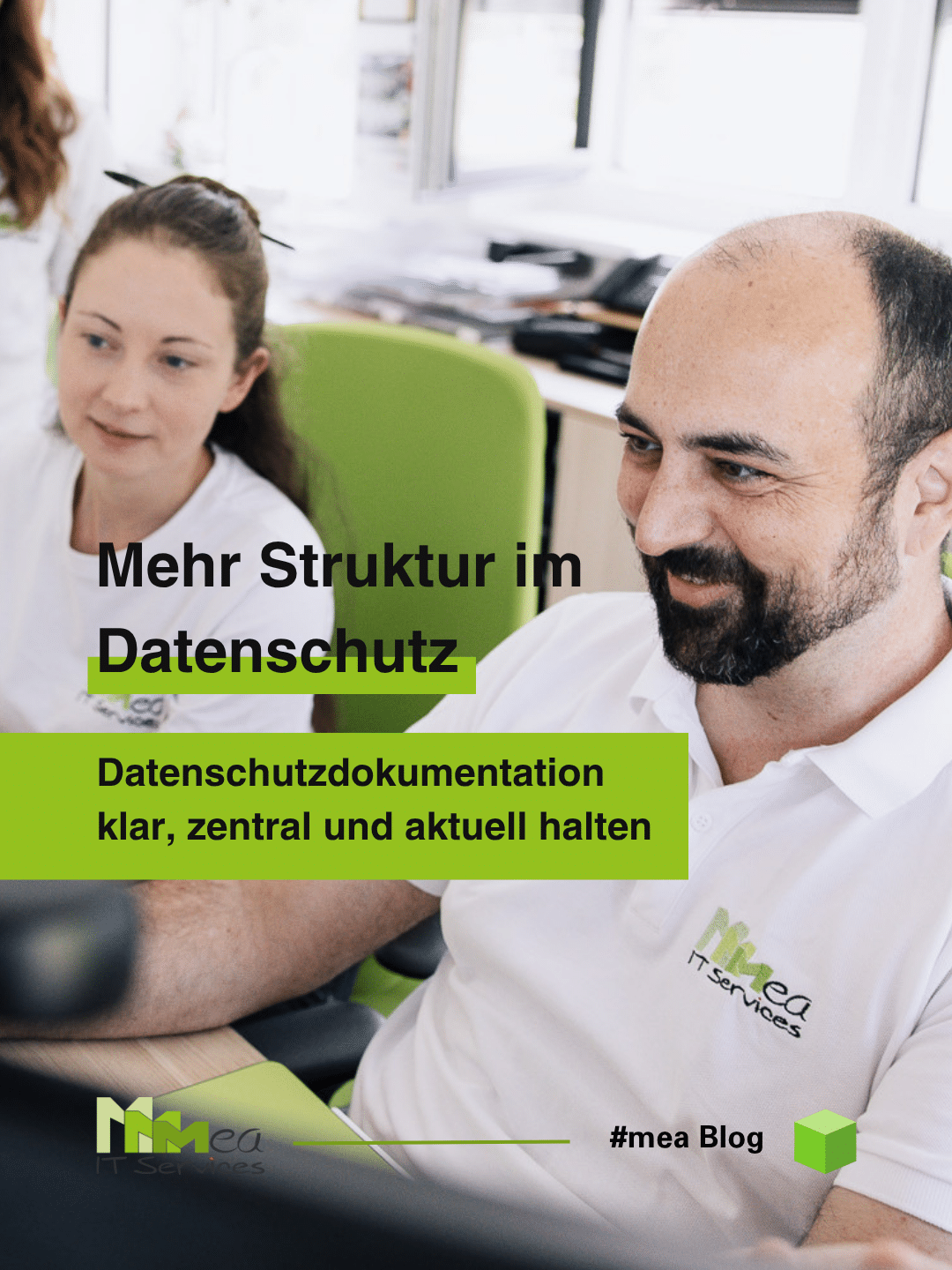 Ein Mann sitzt im Vordergrund am Schreibtisch und sieht lächelnd in einen Bildschirm und schräg dahinter sieht man eine Frau, die neben ihm am Schreibtisch sitzt und ebenfalls in den Bildschirm schaut. Text: "Mehr Struktur im Datenschutz: Datenschutzdokumentation klar, zentral und aktuell halten."