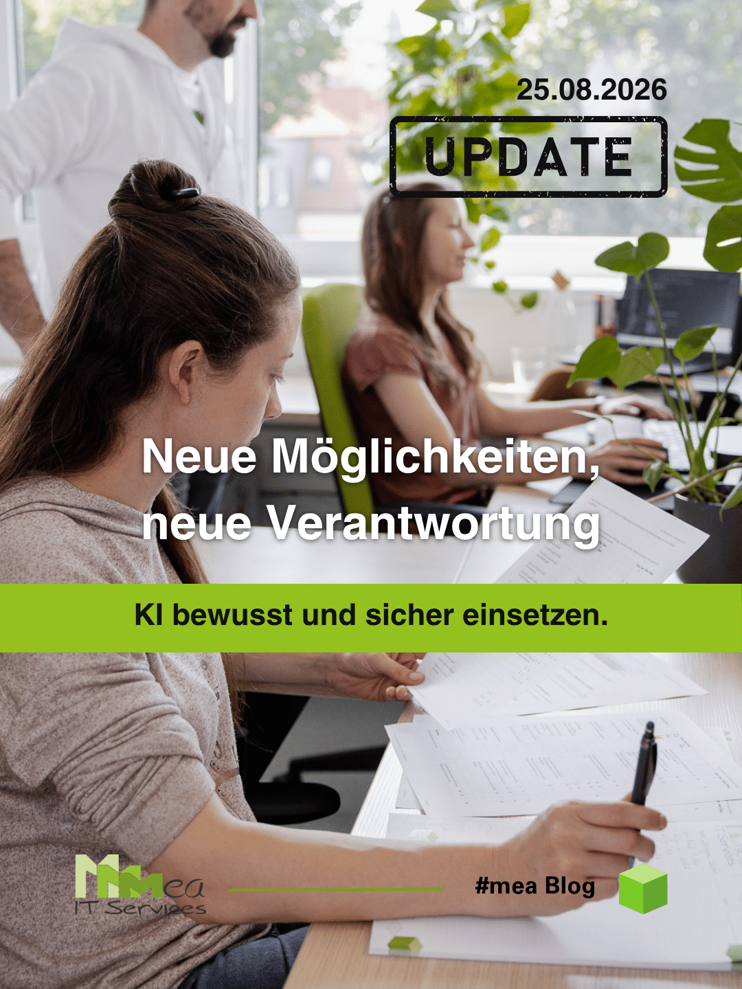 Eine Frau sieht sich im Vordergrund Dokumente an, während im Hintergrund eine andere Frau am PC arbeitet. Man sieht den Text: "Neue Möglichkeiten, neue Verantwortung. KI bewusst und sicher einsetzen". Update 25.08.2026