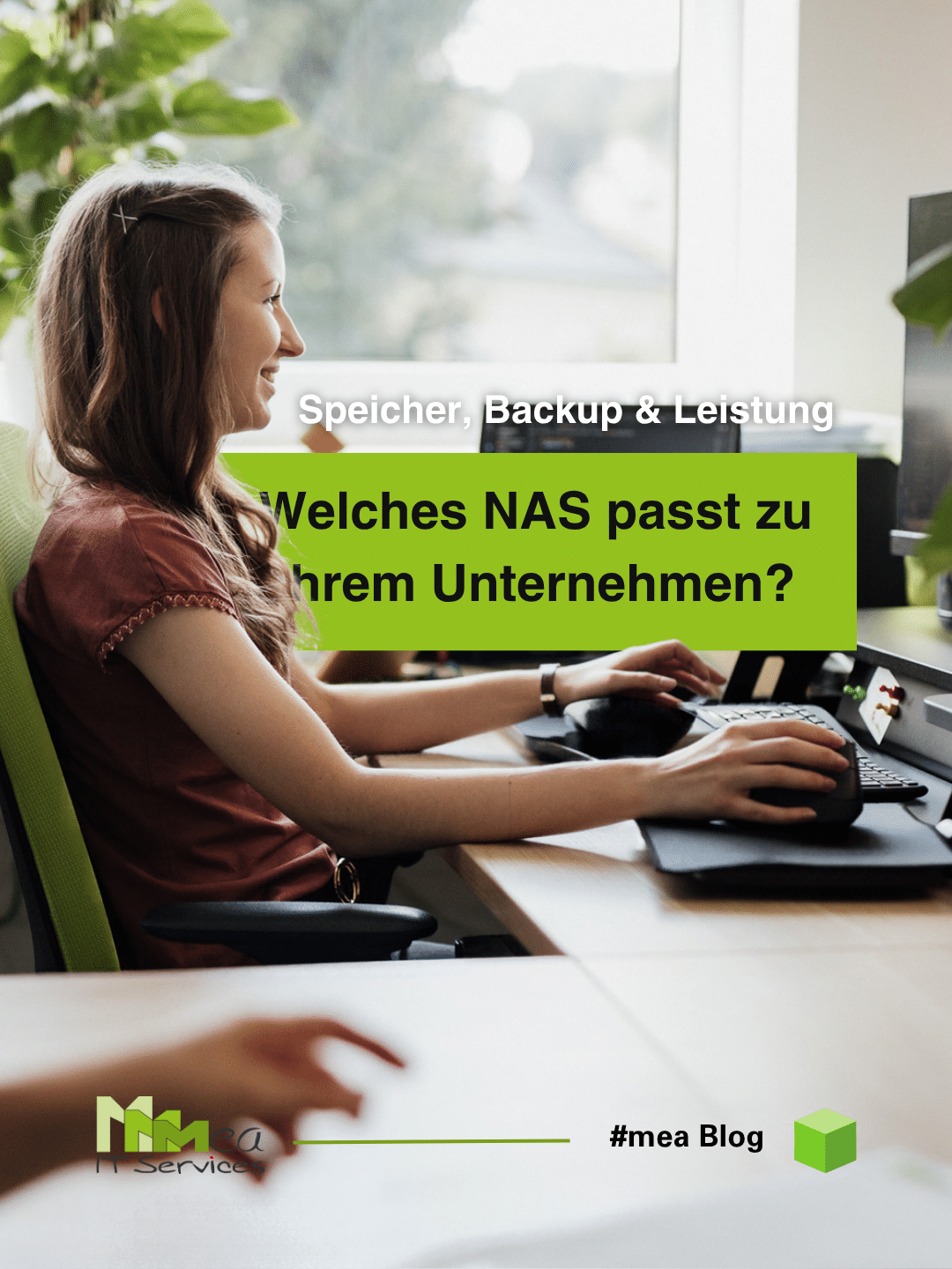 Eine Frau sitzt am Arbeitsplatz und tippt lachend auf der Tastatur, während sie in einen der beiden Bildschirme sieht. Im Vordergrund steht: "Speicher, Backup & Leistung - Welches NAS passt zu Ihrem Unternehmen?"